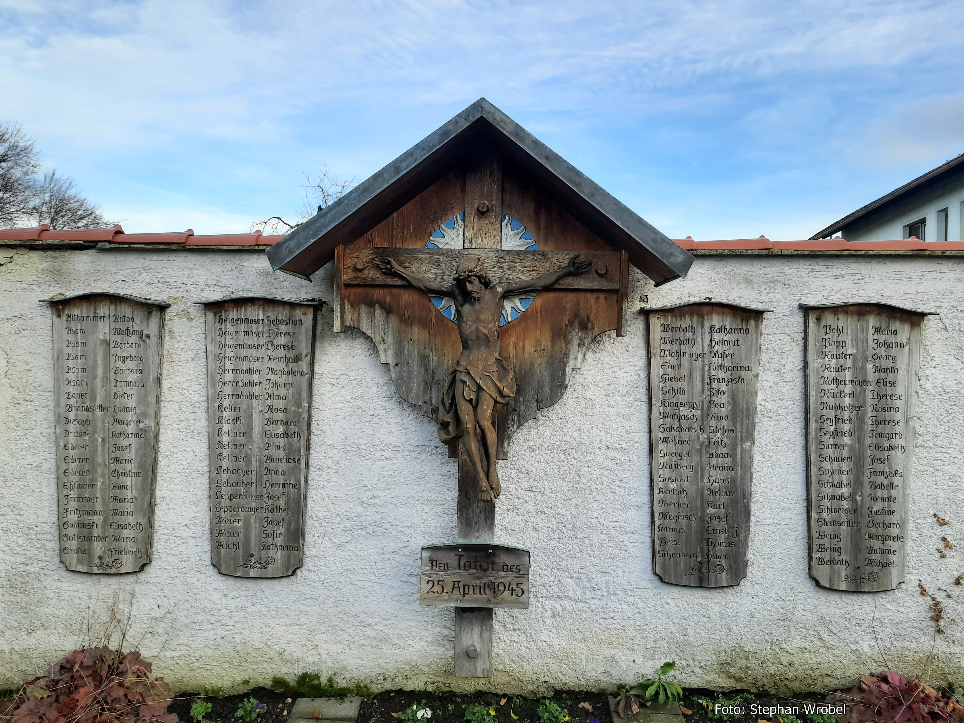 Sammelgrab mit Gedenktafeln für die Bombenopfer des Luftangriffs vom 25. April 1945, Friedhof Freilassing-Salzburghofen | Foto vom 16.01.2025, © Stephan Wrobel