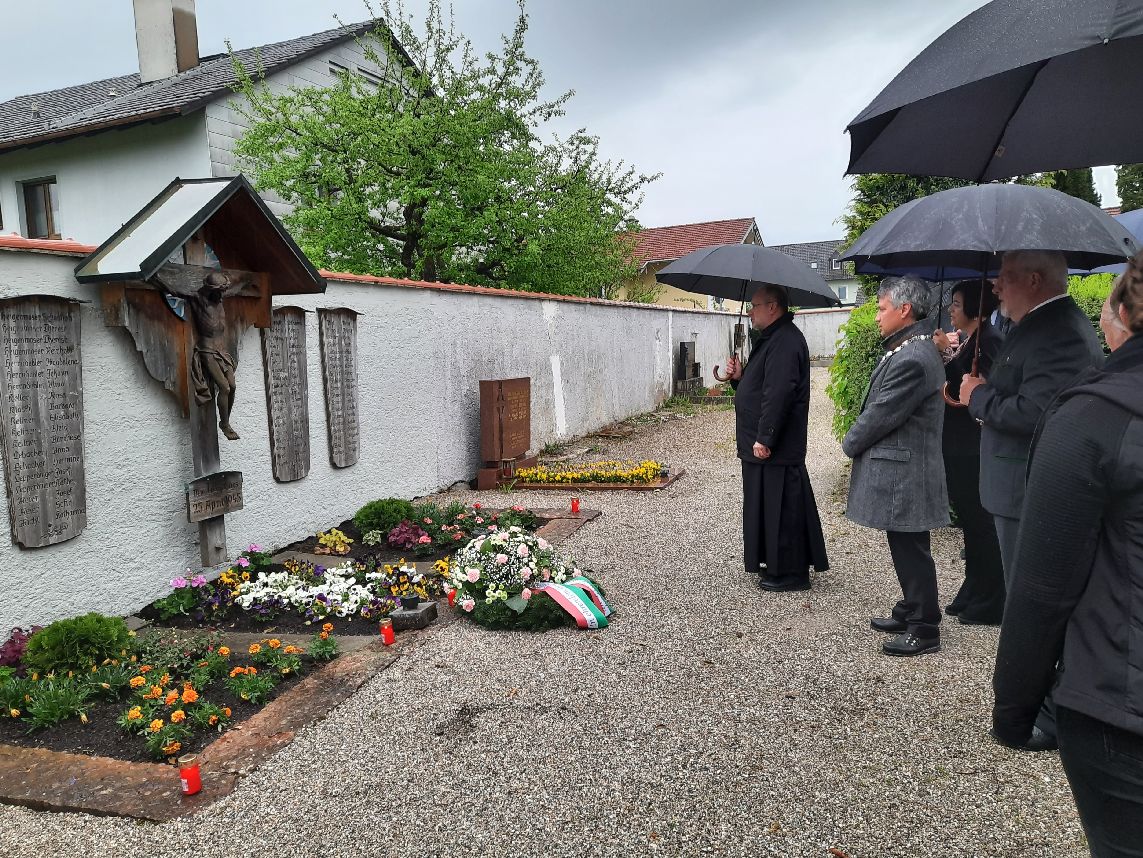 Stadtpfarrer Banko, Bürgermeister Hiebl und weitere Vertreter der Stadt Freilassing am 25.04.2025 nach der Kranzniederlegung am Sammelgrab von Bombenopfern am 25.04.1945, Friedhof Freilassing-Salzburghofen | Foto © Stephan Wrobel