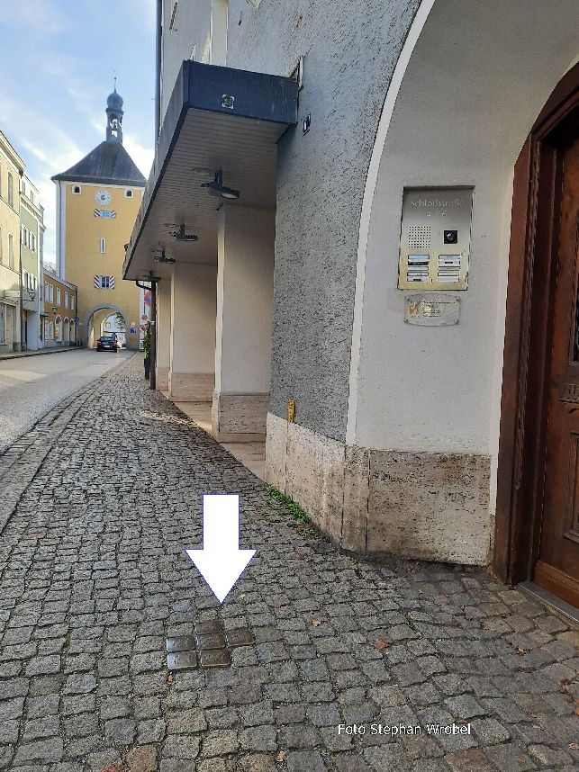 Erinnerungszeichen an die jüdische Familie Friedmann in Stadt Laufen, Schloßstraße, Bürgersteig, vor ihrem ehemaligen Haus und Geschäft
