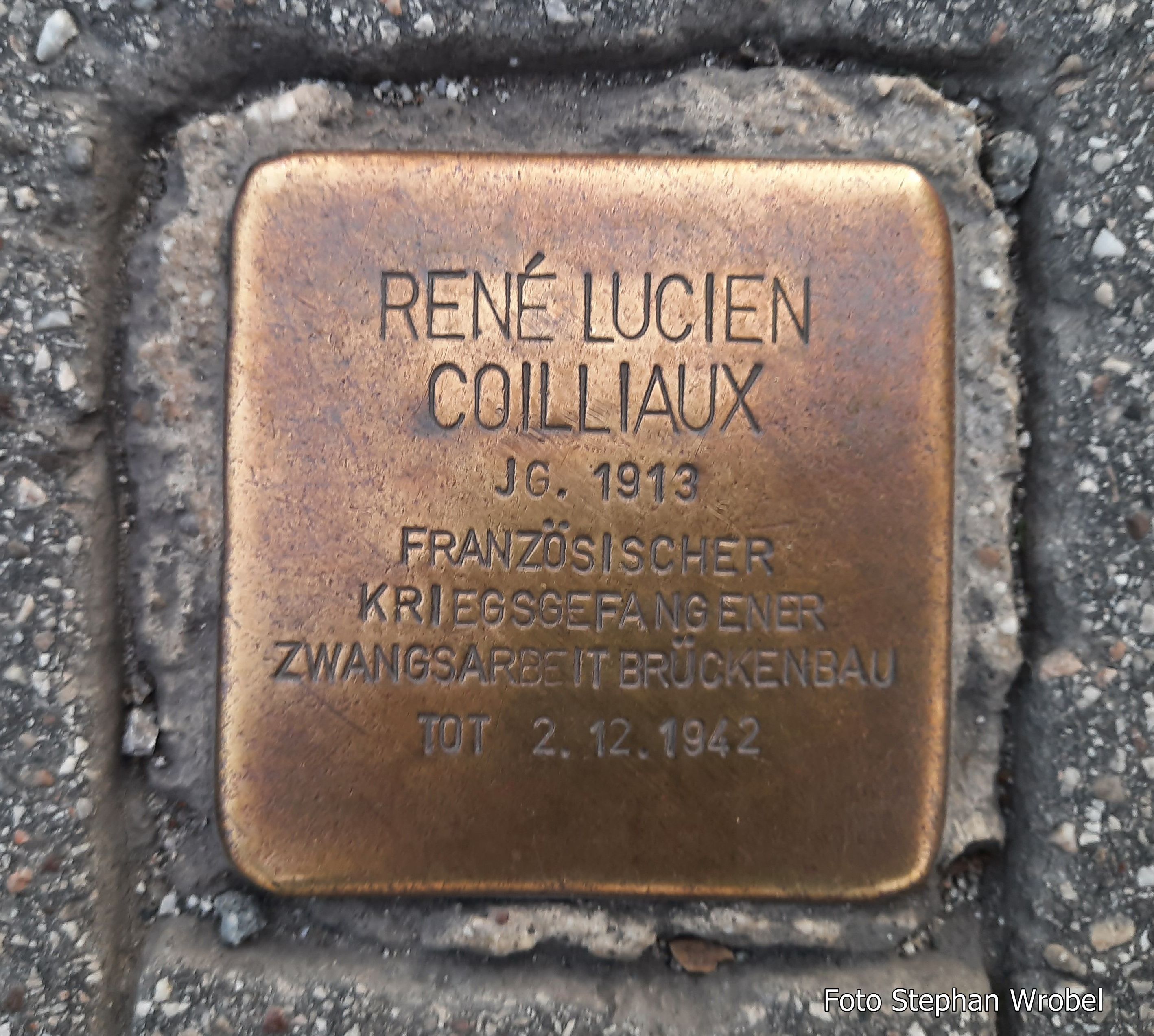 Erinnerungszeichen für einen zu Tode gekommenen Zwangsarbeiter beim Brückenbau, 1942. Salzburg, Staatsbrücke.
